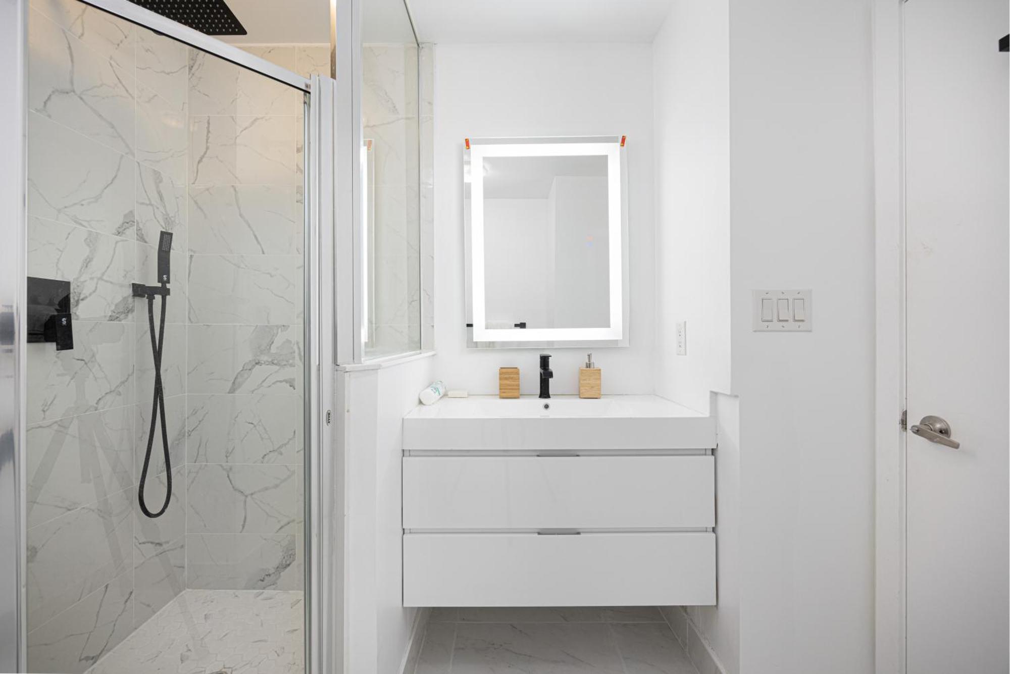 Newly Renovated Cozy Condo/Union Station 토론토 외부 사진